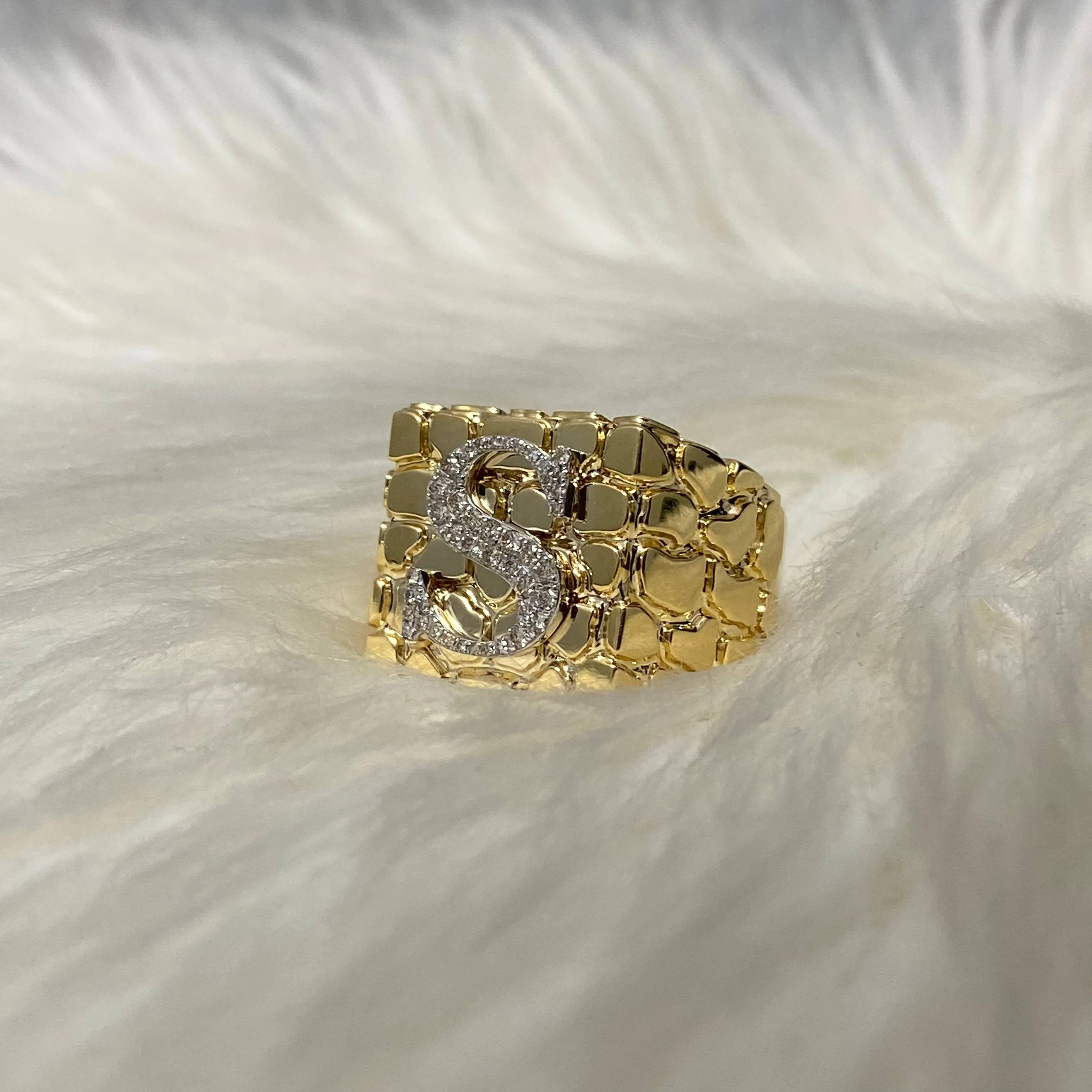 10K Yellow Gold Nugget Letter S Ring 0.34Ct Dia / 12.7gr / Size 11