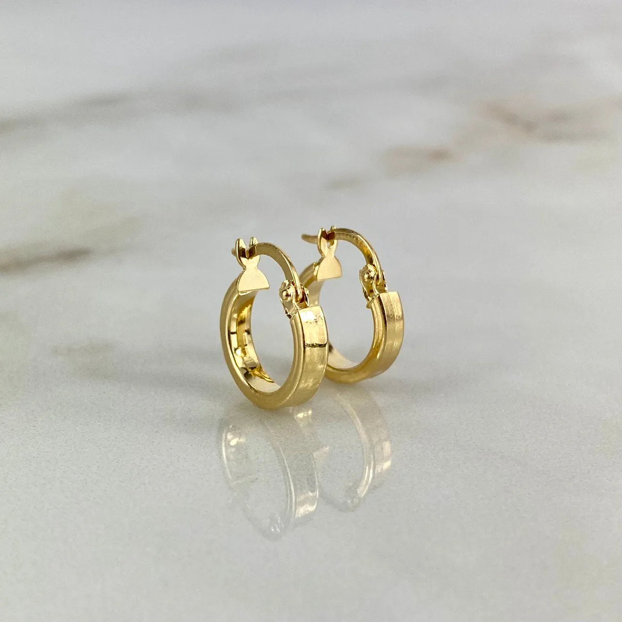 18K Yellow Gold Diani Smooth Hoop Earrings 1.25gr / 0.55in