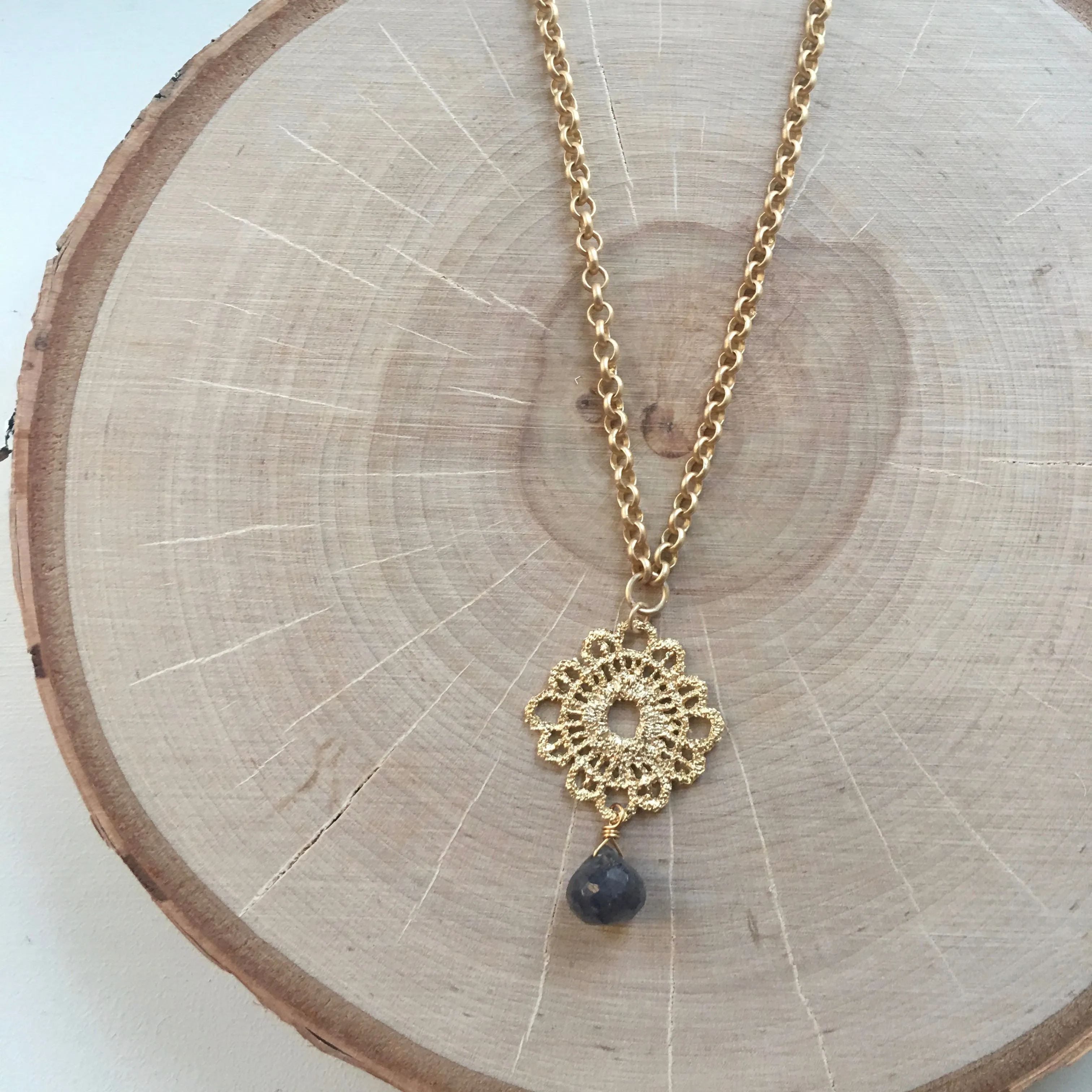 Gold Pendant Short Necklace