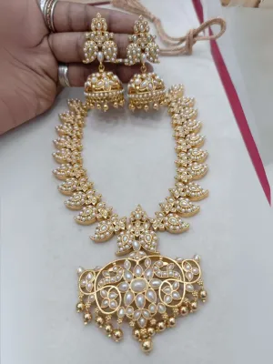 Precious Kundan Studded Maanga Neckpiece